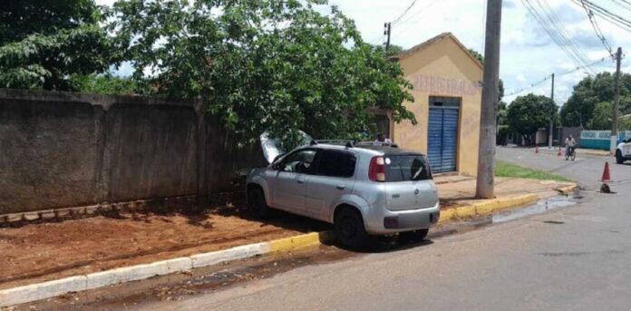 Motorista bate em muro de residência após tampa de bueiro se soltar em Aquidauana