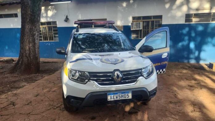 Motorista bêbado causa acidente, tenta subornar agentes e acaba preso no Jardim Canguru