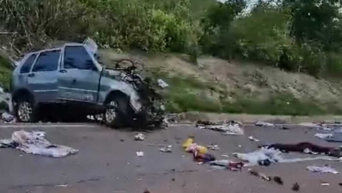 Motorista morto em batida com carreta foi arremessado para fora do carro na BR-163 (vídeo)