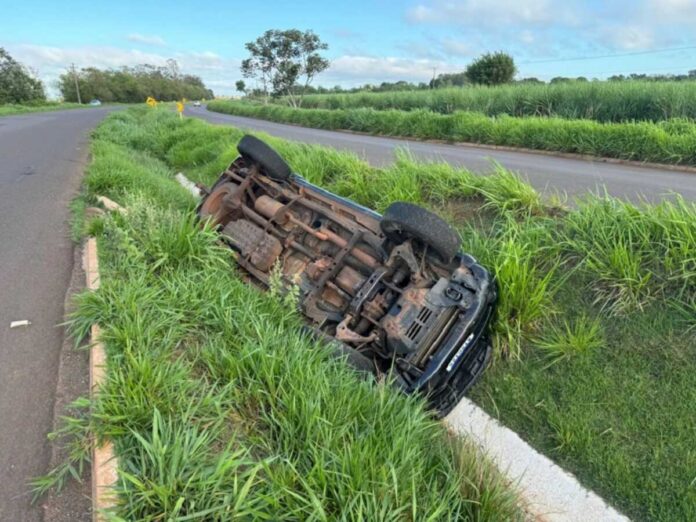 Motorista perde controle da direção, capota caminhonete e cai em valeta na MS-134