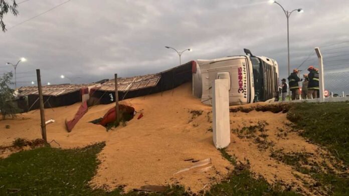 Motorista perde controle e carreta carregada com farelo de soja tomba e Fátima do Sul