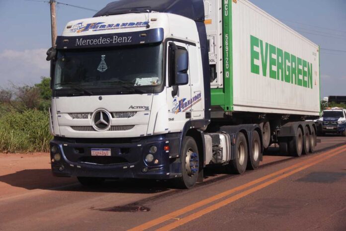 Mulher é atropelada e arrastada por 30 metros por carreta na MS-040, em Campo Grande (vídeo)