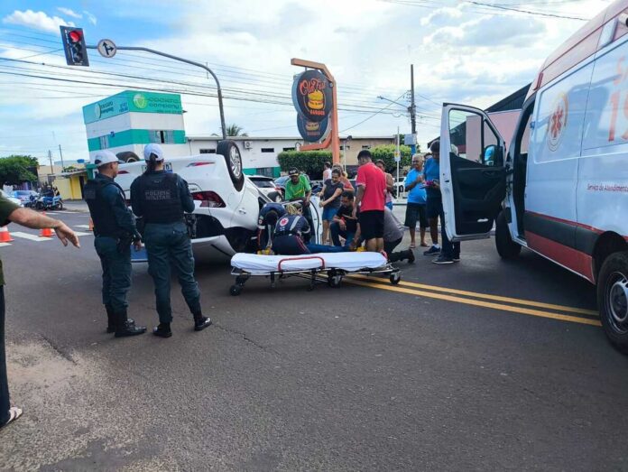 Mulher relata 'apagão', bate carro em outro parado e capota na Vila Carlota (vídeo)