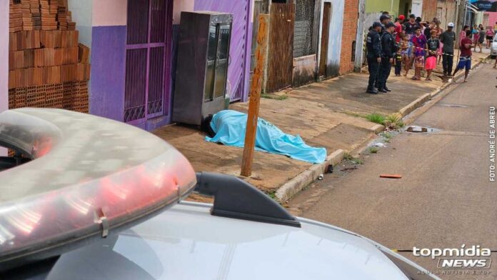 Rapaz é executado a tiros por dupla de moto no Jardim Canguru (vídeo)