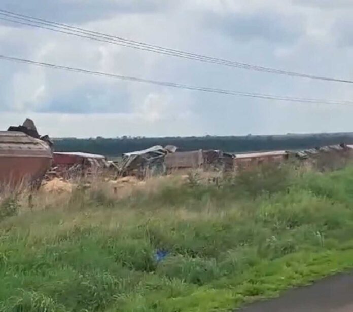 Trem descarrila e vagões ficam destruídos em Costa Rica (vídeo)
