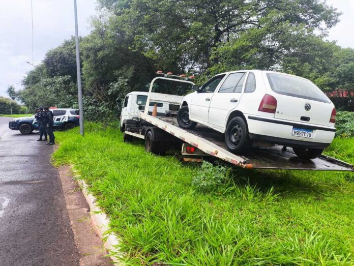 Carro abandonado é retirado das margens do rio Anhanduí no Guanandi (vídeo)