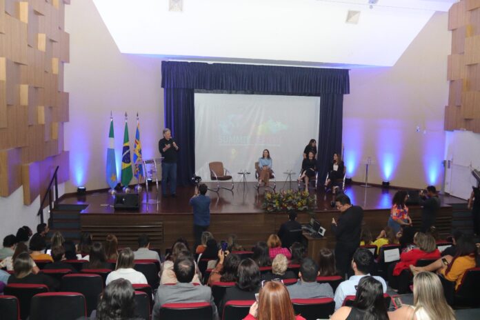 Secretário destaca protagonismo feminino e desafios da internacionalização de pequenos negócios na abertura do Summit FEMEDI