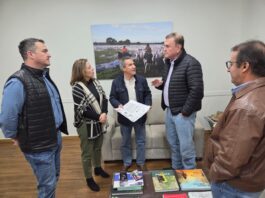 Diretor da Iagro entrega certificação de área livre de aftosa sem vacinação para Embrapa Gado de Corte