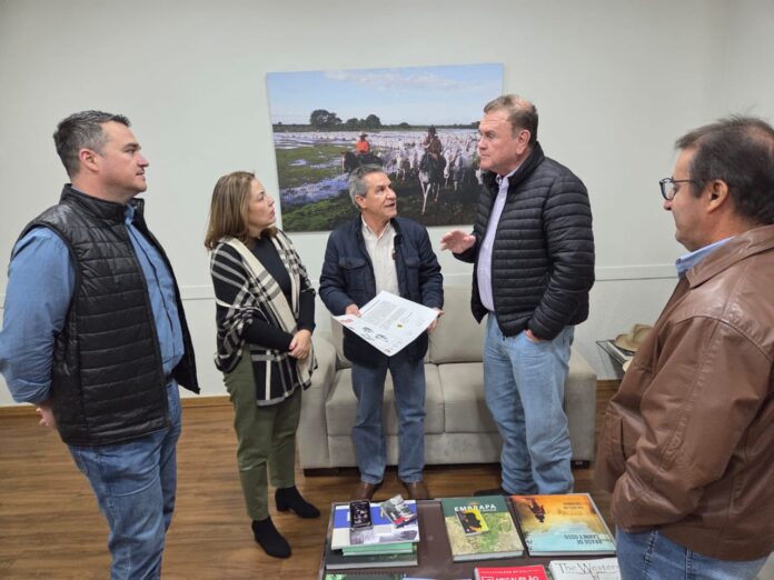 Diretor da Iagro entrega certificação de área livre de aftosa sem vacinação para Embrapa Gado de Corte