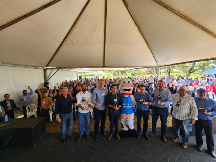 Governo reforça compromisso com a pecuária leiteira durante o 2º Governo reforça compromisso com a pecuária leiteira durante o 2º TecLeite MS em Glória de Dourados