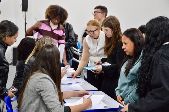 AprovaJuv prepara jovens com cursinho pré-vestibular